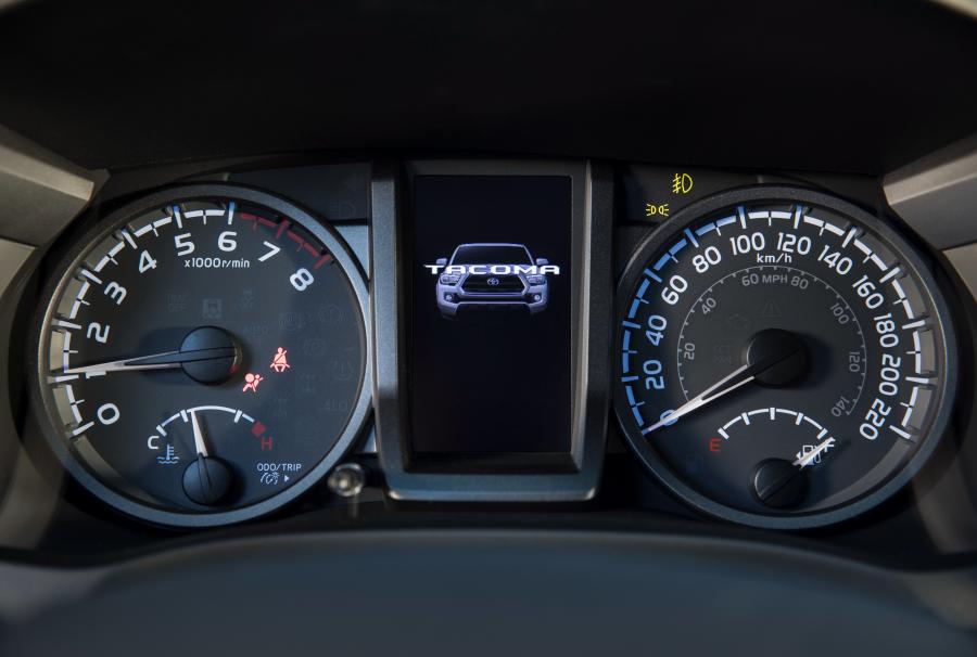 Панель приборов Toyota Tacoma TRD Pro Double Cab 2016 года  (фото 5 из 45)